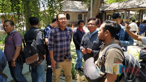 Brand Managament PT LIB Hanif Marjuni (baju kotak) saat meninjau lokasi kerusuhan. (eko Arif s /JatimTimes)