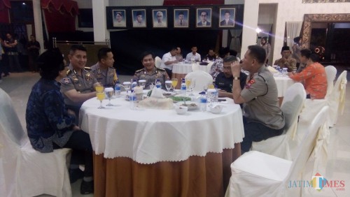 Wakil Bupati Jember Drs KH Abdul Muqit Arief saat menemui tim penilai Pemilihan Polisi Teladan di Pendopo Pemkab Jember. (foto : Moh. Ali Makrus / Jatim TIMES)