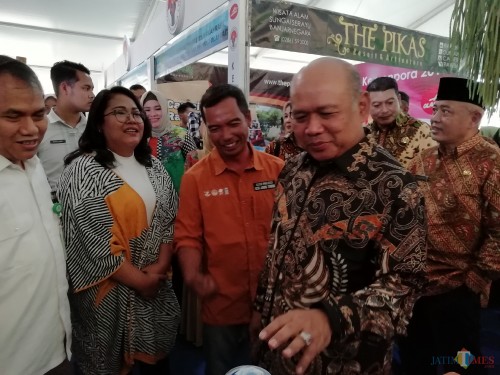 Suhanto Dirjen Perdagangan Dalam Negeri Kemendag RI (2 dari kanan) saat melihat produk di expo pembangunan Kab Malang 2019 (Nana)