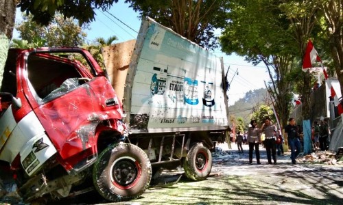 Kondisi truk usai kecelakaan di di Jalan Arumdalu Dusun Songgoriti Keluruhan Songgokerto, Kecamatan Batu, Rabu (4/9/2019).