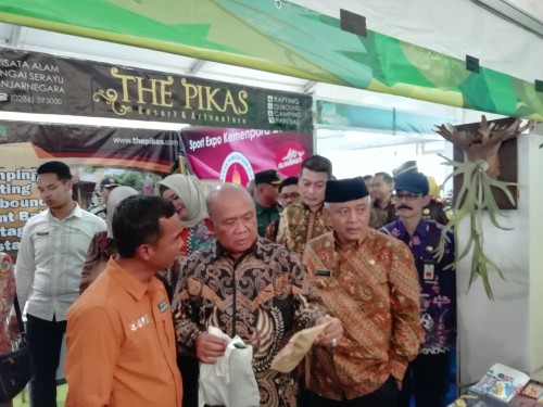 Dirjen Perdagangan Dalam Negeri Kemendag Suhanto (2 dari kiri) saat bertandang ke stand expo (Nana)