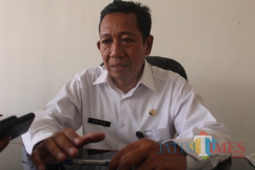 Kepala Bagian Hukum Setdakab Jombang, Abdul Majid Nindy Agung saat diwawancarai di ruangannya. (Foto : Adi Rosul / JombangTIMES)