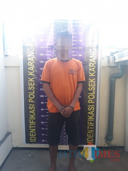 Fendi Siskanto tersangka kasus pencurian di lokasi keramaian saat diamankan polisi ke kantor Polsek Karangploso (Foto : Polsek Karangploso for MalangTIMES)