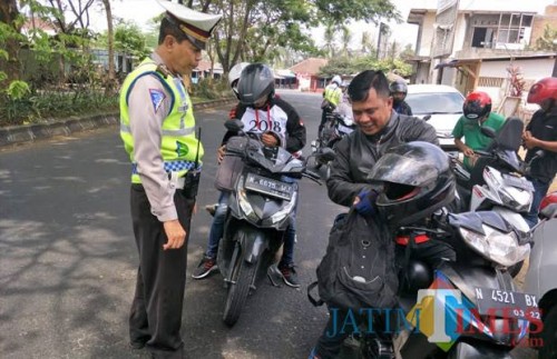 Polisi yang tengah melakukan razia (Doc MalangTIMES)