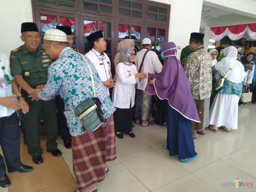(tengah berkacamata) Bupati Jombang, Hj Mundjidah Wahab menyalami jemaah haji yang baru datang di Pendopo Kabupaten Jombang setelah menunaikam ibadah haji ke tanah suci Mekkah. (Foto : Adi Rosul / JombangTIMES)