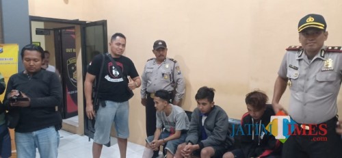 Ketiga Pelaku saat digelandang di Mapolsek Sumbersari Jember (foto : ist / JatimTIMES)