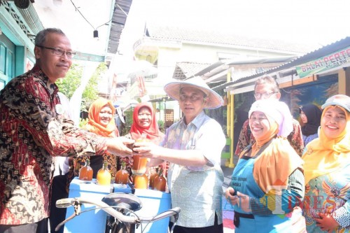 Tim Verifikasi Kota Sehat meninjau kampung jamu. (eko Arif s /JatimTimes)