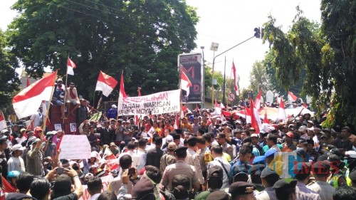 Warga Alastlogo unjukrasa di Kantor Bupati Pasuruan