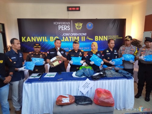 Tim gabungan yang berhasil menggagalkan pengiriman paket ganja ke Malang (Anggara Sudiongko/ MalangTIMES)
