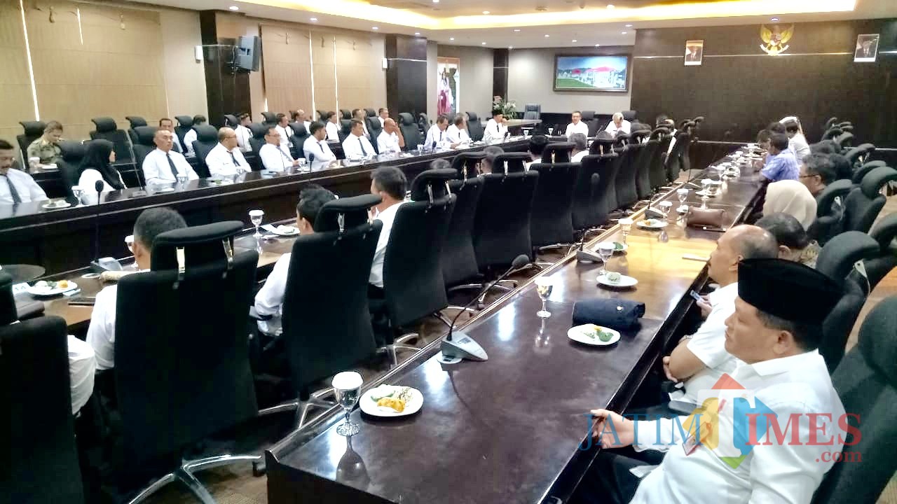 Bakal calon Kepdes di 11 desa Kota Batu saat mengikuti ujian tulis Pilkades di Balai Kota Among Tani.