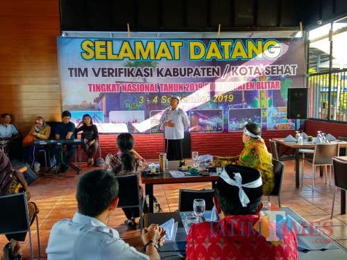 Bupati Blitar Rijanto saat menyambut tim verifikasi Kabupaten/Kota Sehat Kemenkes RI.(Foto : Malik Naharul/BlitarTIMES)