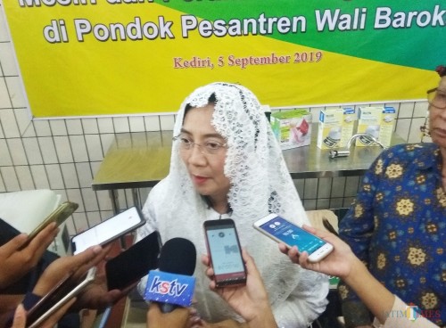 Dirjen IKMA Kemenperin Gati Wibawaningsih saat memberikan keterangan kepada para awak media. (Eko Arif S / JatimTIMES)