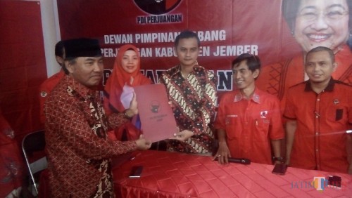 Ir Rasyid Zakaria saat mendaftar dan mengambil formulir pendaftaran bacabup dan bacawabup di kantor PDI Perjuangan. (foto : Moh. Ali Makrus / Jatim TIMES)