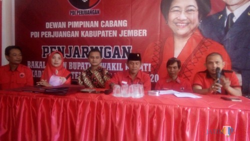 Tim 7 DPC PDI Perjuangan Jember saat menggelar konferensi pers untuk penjaringan cabup-cawabup. (foto : Moh. Ali Makrus / Jatim TIMES)