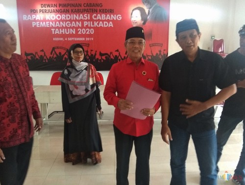 Wabup Kediri Masykuri ikhsan (tengah) saat mengambil formulir pendaftaran di Kantor PDIP Kabupaten Kediri. (eko Arif s /JatimTimes)