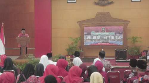 Plt Wali Kota Blitar Santoso saat menyampaikan sambutan di acara Tasyakuran Jamaah Haji Kota Blitar.(Foto : Aunur Rofiq/BlitarTIMES)