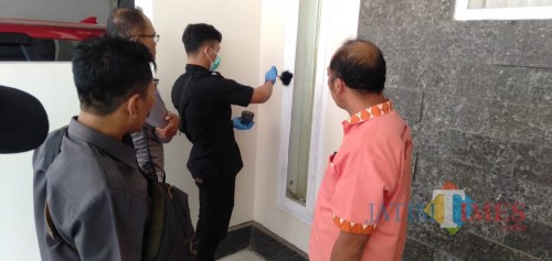 Polisi lakukan oleh TKP. Maling diduga masuk lewat jendela. / Foto : Dokpol / Tulungagung TIMES