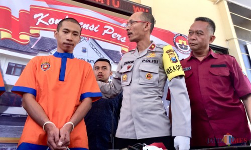 Wakapolres Batu Kompol Zein Mawardi (tengah) saat bertanya kepapa tersangka oknum penipuan seleksi CPNS di halaman Polres Batu, Kamis (5/9/2019). (Foto: Irsya Richa/MalangTIMES)