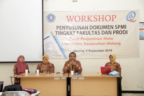 Rektor Unikama, Dr Pieter Sahertian (dua dari kanan) saat memberikam sambutan dalam workshop penyusunan dokumen Sistem Penjaminan Mutu Internal (SPMI) tingkat fakultas dan program studi (Unikama for MalangTIMES)
