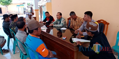 Warga saat melurug panitia Pilkades Desa Menampu, Gumukmas, Jember. (foto : R Ulum / Jatim TIMES)