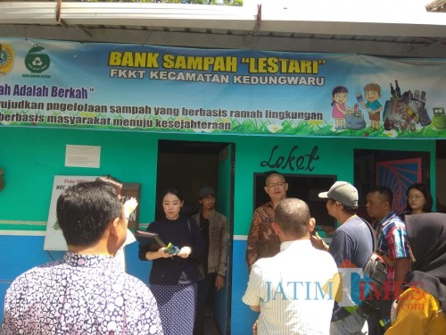 pemilik pabrik palstik asal korea, Mr. Kim (batik coklat) melihat bank sampah di Kecamatan Kedungwaru (foto : dok. Kecamatan Kedungwaru)