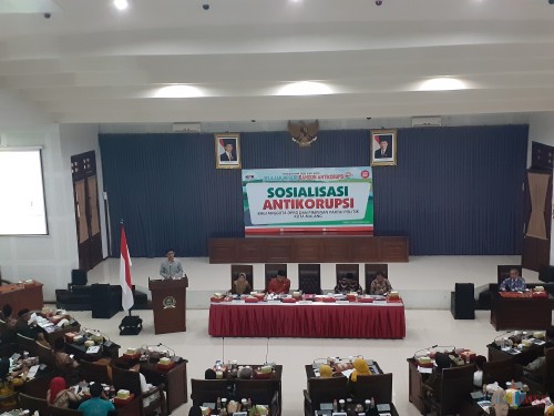 Suasana sosialisasi anti-korupsi bagi anggota DPRD dan pimpinan partai politik Kota Malang di ruang sidang DPRD. (Arifina Cahyanti Firdausi/MalangTIMES)