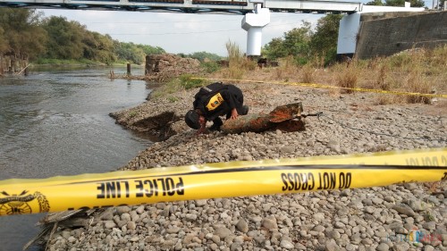 Tim Jibom Brimob saat memeriksa bom yang ditemukan pemancing pada Kamis (5/9/19) malam (foto: Joko Pramono/ JatimTIMES)
