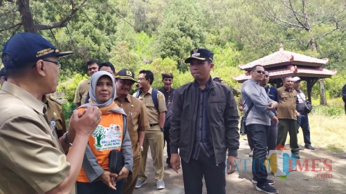 Bupati Lumajang H. Thoriqul Haq ketika mengunjungi Ranu Pane pekan lalu (Foto : Moch. R. Abdul Fatah / Jatim TIMES)
