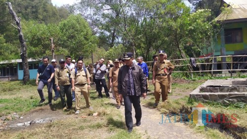 Bupati Lumajang H. Thoriqul Haq ketika mengunjungi Ranu Pane pekan lalu (Foto : Moch. R. Abdul Fatah / Jatim TIMES)