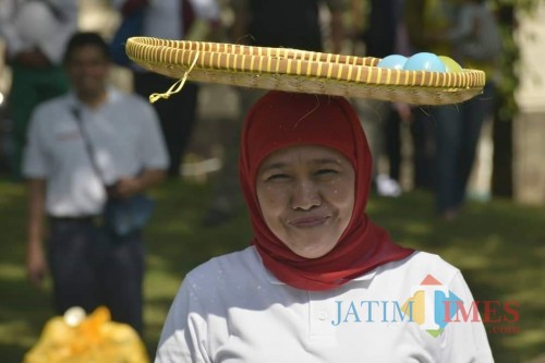 Gubernur Jatim Khofifah Indar Parawansa saat mengikuti lomba-lomba kemerdekaan. (Foto: Facebook)