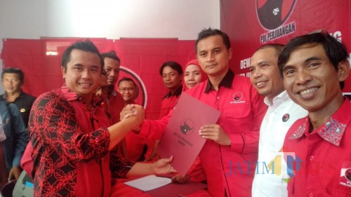 H Abdus Salam saat mengambil formulir bacabup di kantor DPC PDI Perjuangan Jember. (foto : Moh. Ali Makrus / Jatim TIMES)
