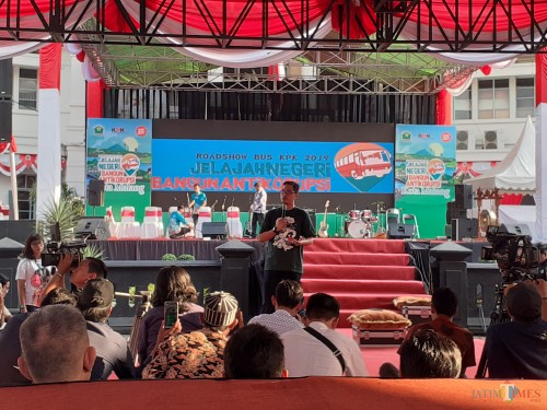 Suasana Tanya Jubir KPK dalam Roadshow Bus KPK 2019 di Halaman Balai Kota Malang. (Arifina Cahyanti Firdausi/MalangTIMES)