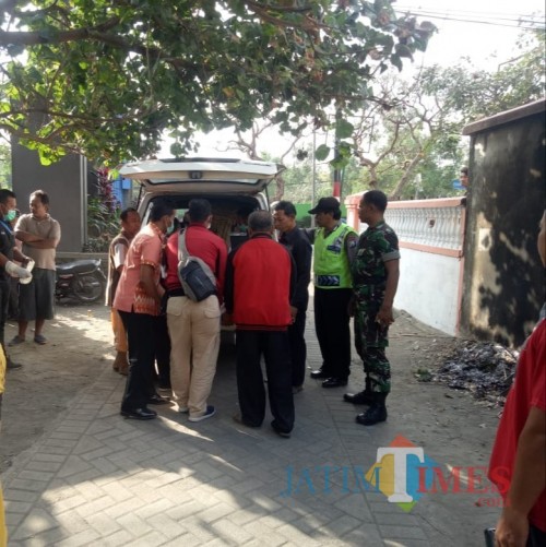 Mayat warga Papua saat dilakukan evakuasi dari TKP ke rumah sakit. / Foto : Dokpol / Tulungagung TIMES