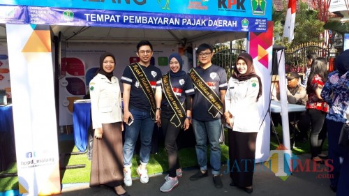 Para petugas BP2D Kota Malang siap memberikan layanan perpajakan bagi masyarakat di Balaikota Malang. (Foto: Dokumen MalangTIMES)