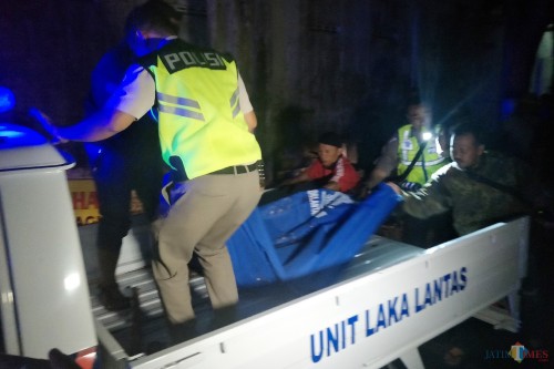 Petugas Satlantas Polres Kediri Kota ketika melakukan evakuasi. (Foto: Bambang Setioko/JatimTIMES)