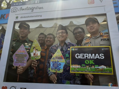 Wali Kota Malang Sutiaji (berkopiah) bersama rombongan saat meninjau stan Dinkes Kota Malang di Roadshow Bus KPK 2019. (Arifina Cahyanti Firdausi/MalangTIMES)
