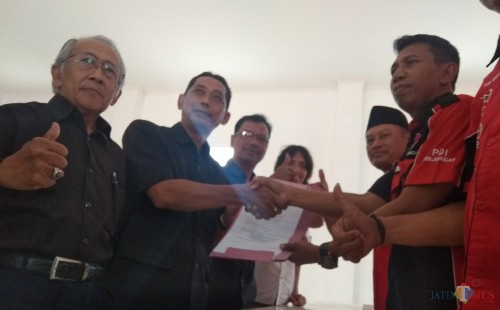Mantan ketua KPU Kabupaten Kediri Sapta Andaruiswara saat mengambil formulir pendaftaran di Kantor DPC PDI Perjuangan. (eko Arif s /JatimTimes)