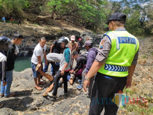 Petugas kepolisian beserta warga saat mengevakuasi tubuh korban bunuh diri (Foto: Polsek Kepanjen for MalangTIMES)