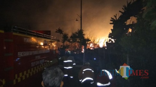 Petugas pemadam kebakaran beserta warga dan anggota kepolisian saat berupaya memadamkan api (Foto : PPBK Kabupaten Malang for MalangTIMES)