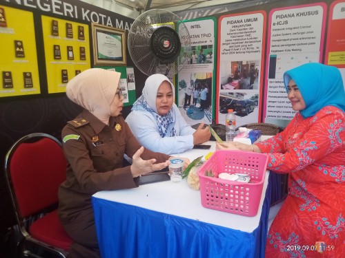 Petugas Kejaksaan Negeri Kota Malang yang tengah melakukan pelayanan konsultasi (Anggara Sudiongko/MalangTIMES)