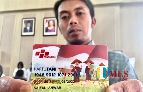 Salah satu petani saat menerima kartu tani di Balai Kota Among Tani beberapa saat lalu. (Foto: Irsya Richa/MalangTIMES)