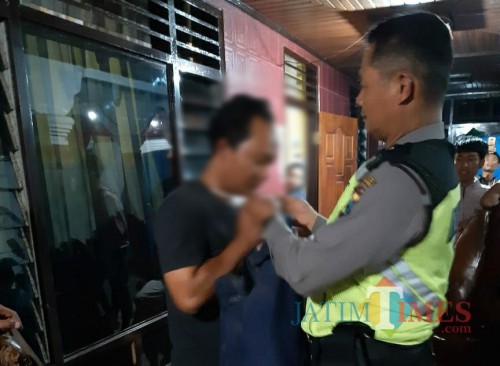 Tersangka Khoriul setelah diamankan pemilik pisang di Dusun Soko (Foto : Dokpol / TulungagungTIMES)