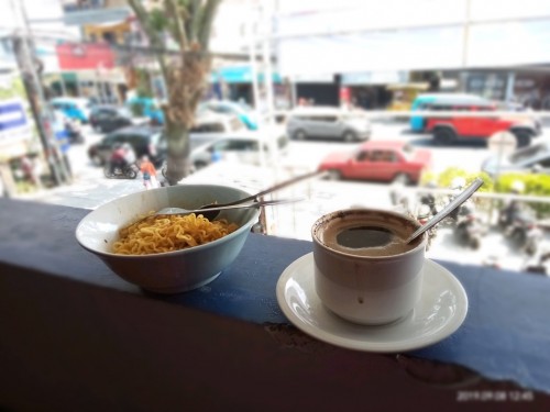 Sajian kopi khas CT, jadi teman santai menghabisakan waktu bersama teman sembari menikmati pemandangan hiruk pikuk kendaraan (Anggara Sudiongko/MalangTIMES)