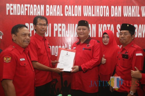 Ketua DPC PDIP Surabaya Adi Sutarwijono (dua dari kiri) ketika menyerahkan formulir pendaftaran kepada Whisnu Sakti.