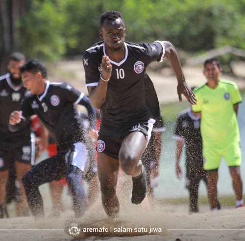 Makan Konate saat menjalani latihan fisik di Pantai Balekambang (official Arema FC)