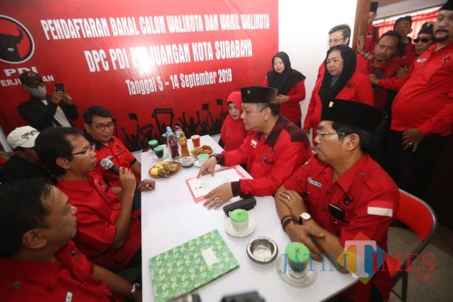 WS ketika mengambil formulir bakal calon wali Kota Surabaya.