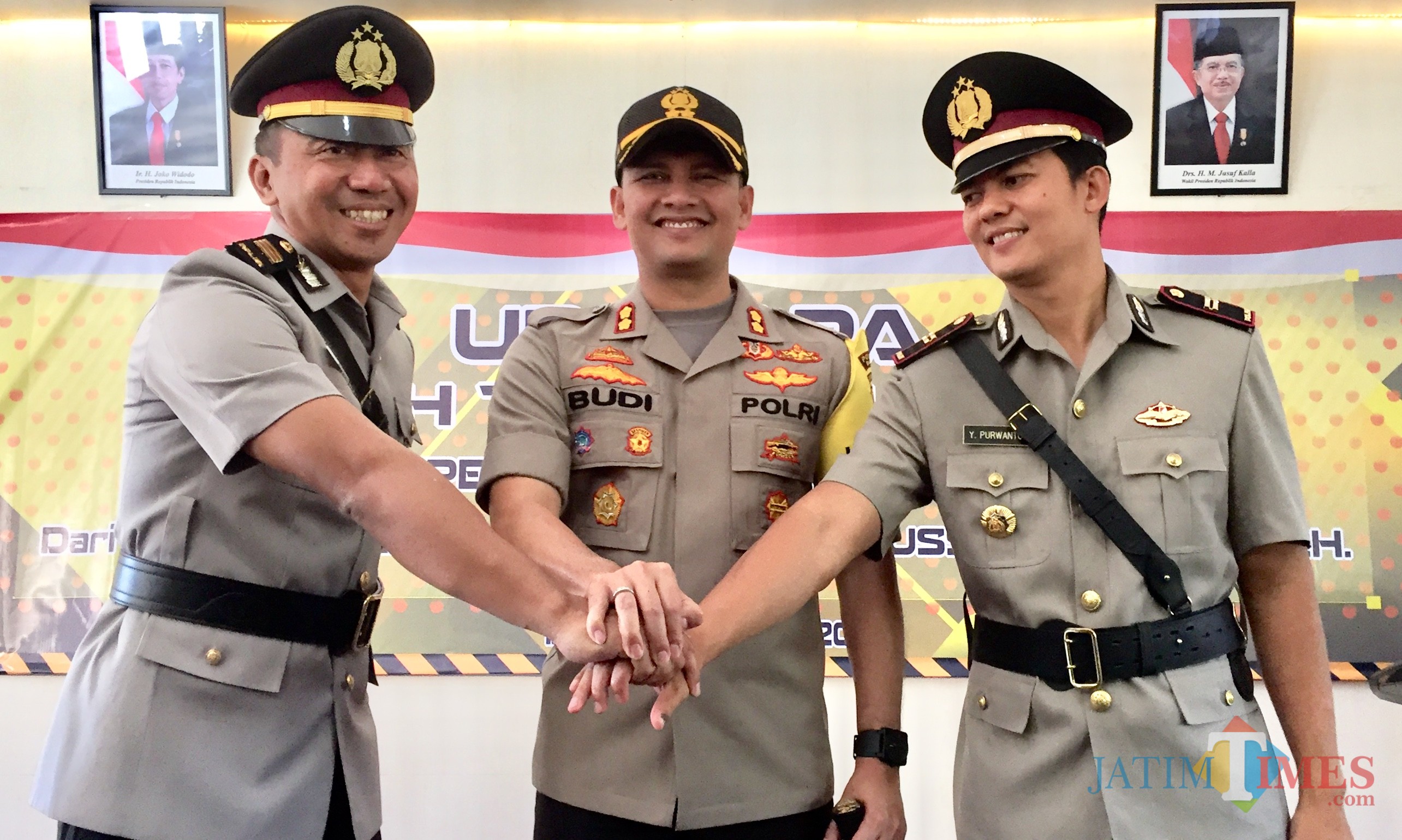 (Dari kiri ke kanan) Kasat Reskoba lama AKP Subijanto, Kapolres Batu AKBP Budi Hermanto, dan Kasat Reskoba baru Iptu Yussi Purwanto
usai serah terima jabatan di Rupatama Polres Batu, Senin (9/9/2019). (Foto: Irsya Richa/MalangTIMES)