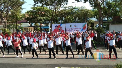 Bupati dan Forkopimda senam bersama di halaman Pemkab diikuti oleh PNS di lingkup Pemkab Tulungagung (foto : Joko Pramono/Jatim Times)