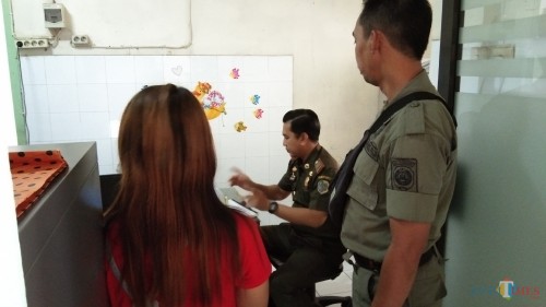 Melati (berbaju merah) saat di bawa Satpol PP di ULT PSAI (foto: Joko Pramono/ JatimTIMES)