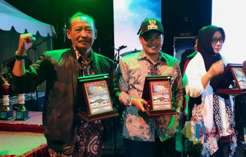 Hafi Lutfi Kepala Dishub Kabupaten Malang (kiri) saat menerima apresiasi stand terbaik dalam expo pembangunan Malang Kabupaten 2019 (Nana)